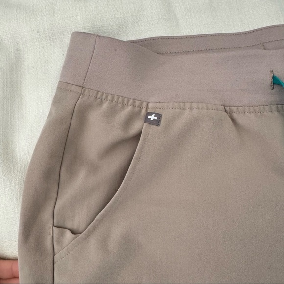 FIGS High Waisted Zamora Jogger Scrub Pants Tan Nude Boulder Size Medium - Picture 4 of 12